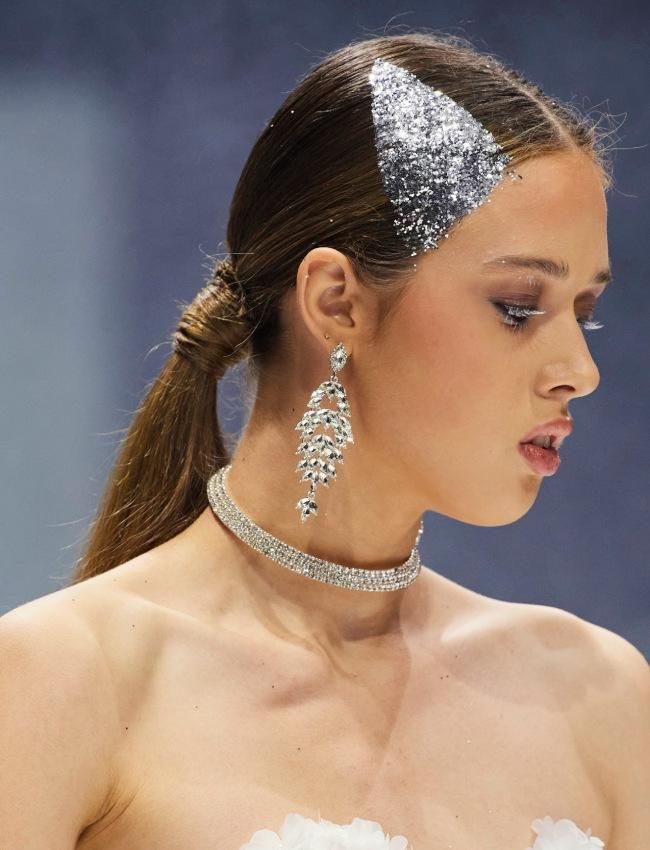 Modelo con peinado festivo del desfile de Michael Cinco