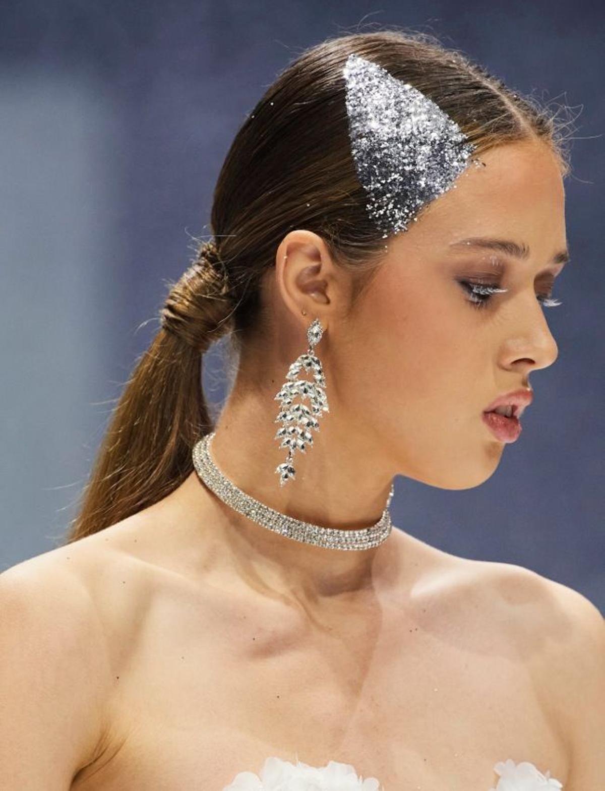 Modelo con peinado festivo del desfile de Michael Cinco