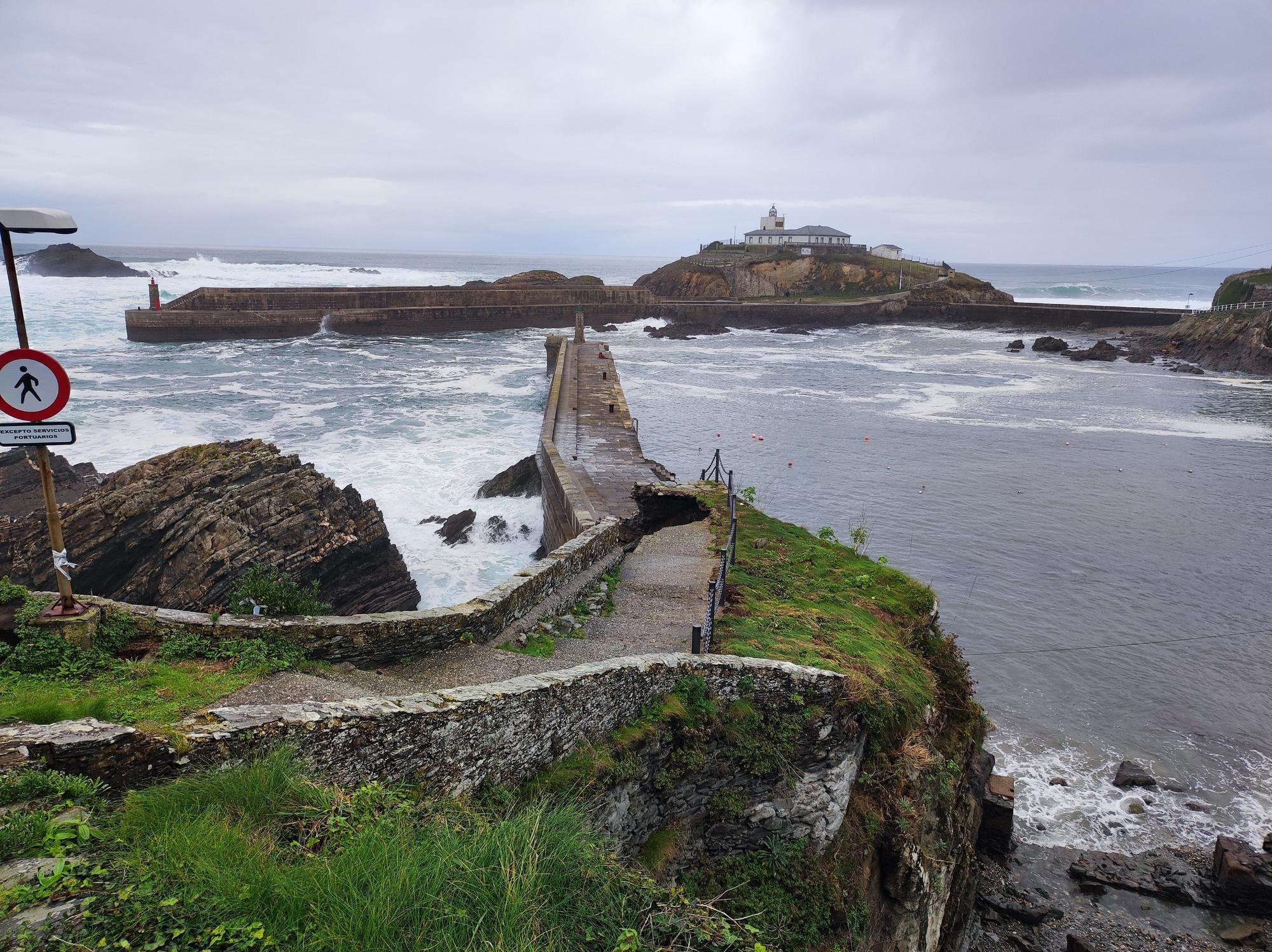 El temporal daña las escaleras de acceso al muelle de El Rocín.