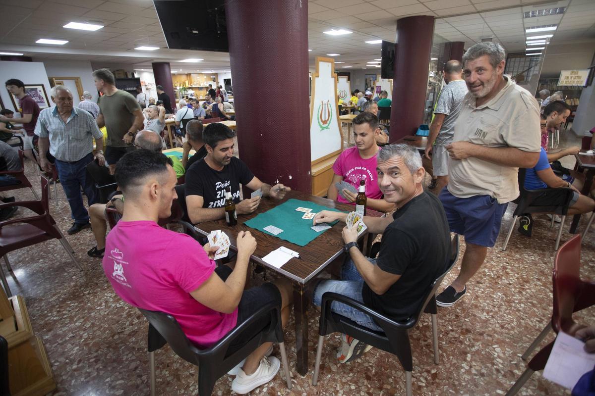 Personas jugando al bolot.