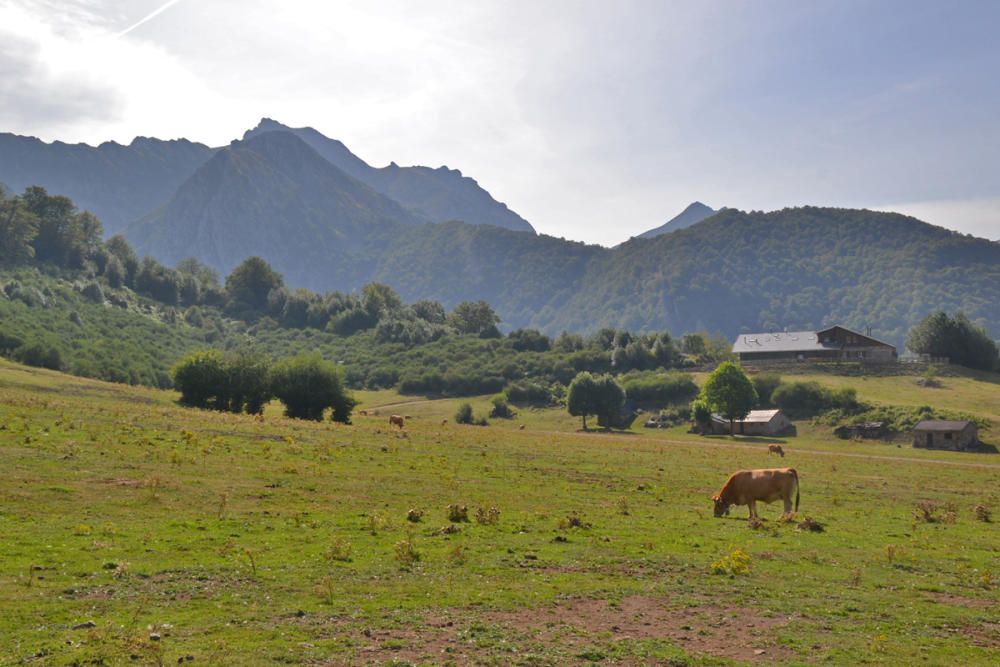 José Manuel Prado enseña el refugio de montaña de Brañagallones