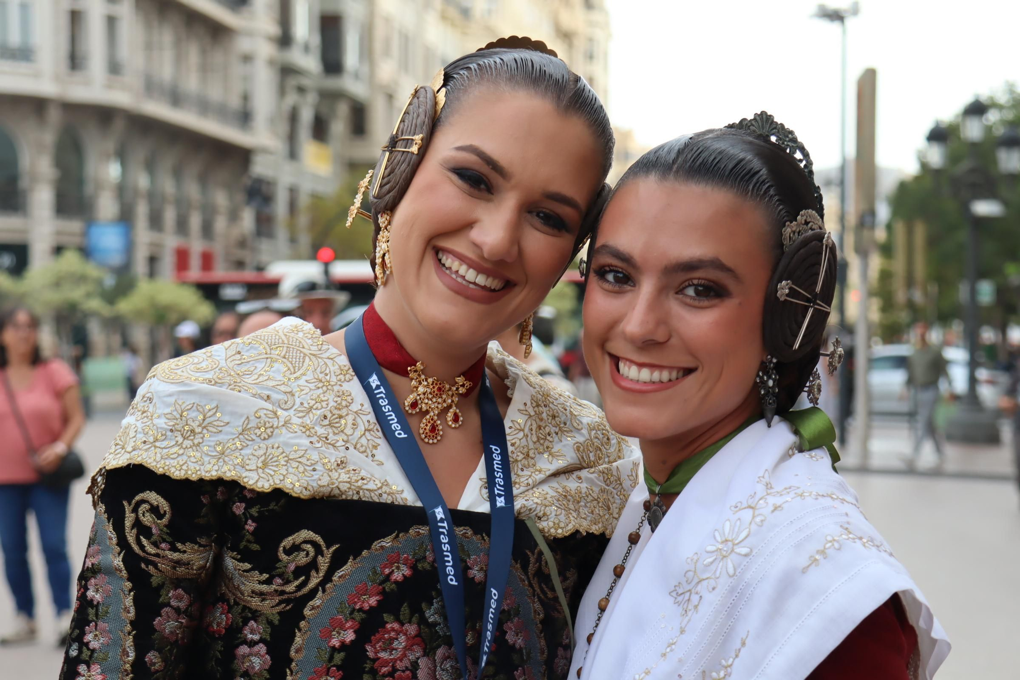 Concentración fallera en la Plaza del Ayuntamiento con las candidatas a FMV2025