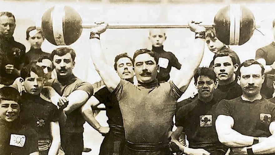 Federico Fernández-Amor Calvet y gimnastas entrenando en la Plaza de Toros de A Coruña.