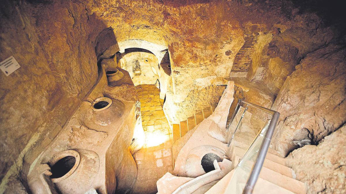 Tinajas del siglo XIX ubicadas en las bodegas subterráneas de la Puerta del Sol de Utiel.