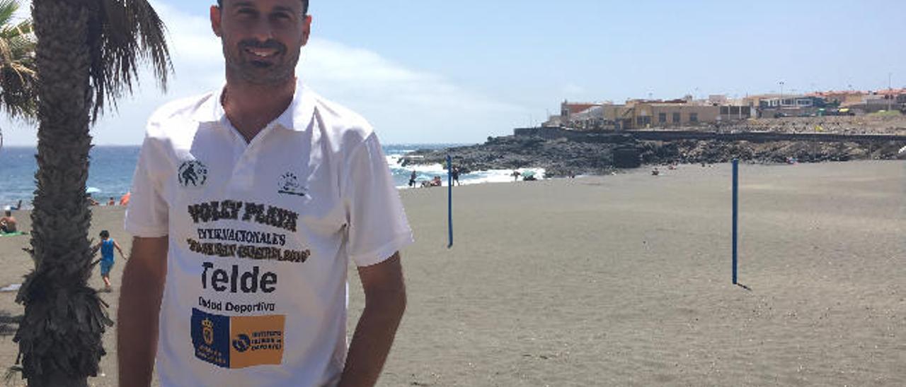 Rubén Curbelo en La Garita, ayer, delante de los postes fijos que ha instalado en la playa teldense.