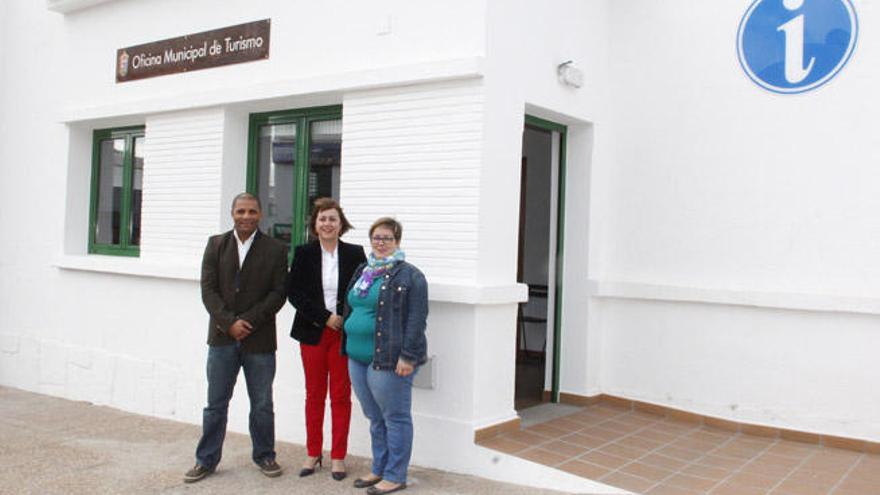Playa Blanca estrena una oficina de atención al turista