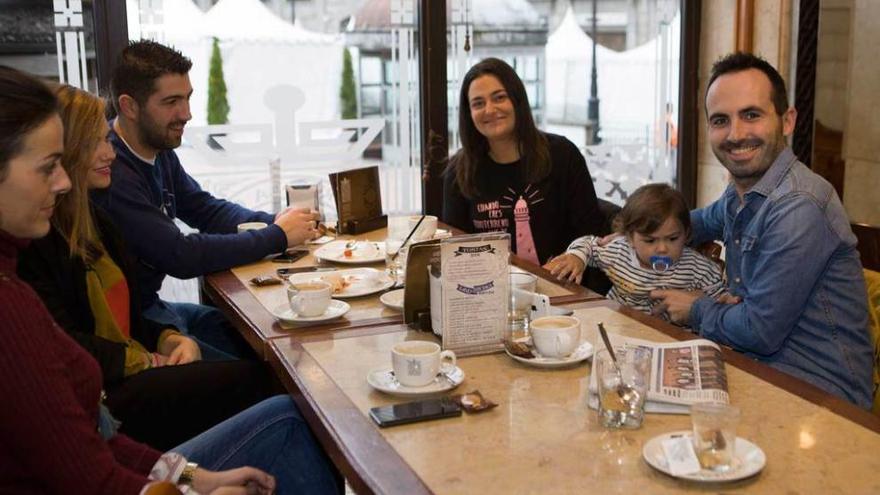 Adán Fernández, primero por la derecha, rodeado de amigos.