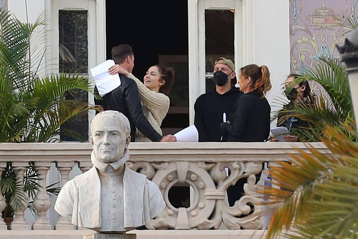 Un instante del rodaje de ‘The Mother’, con Jennifer López y Joseph Fiennes, en el Gabinete Literario, el pasado 2022. | | EFE