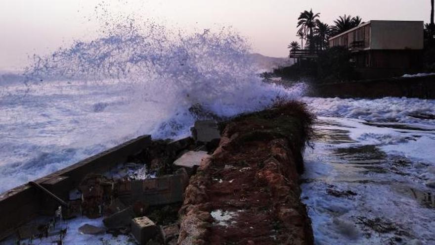 El temporal &#039;Gloria&#039; derriba en Xàbia los muros del chalé del Ministro