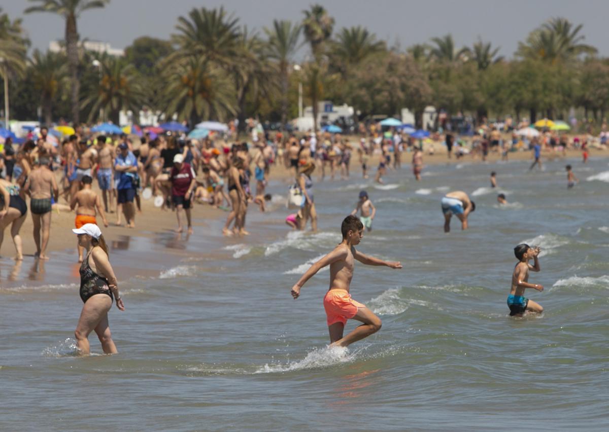 El puente y las altas temperaturas hacen que parezca agosto en la playa del Port de Sagunt