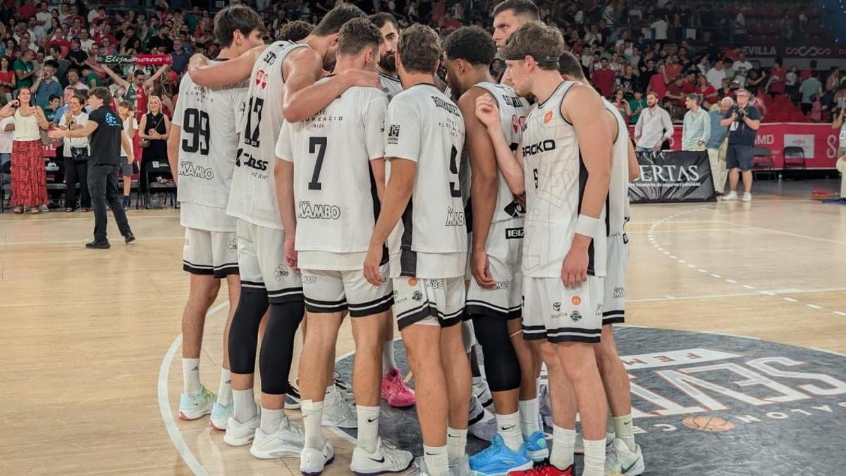 Los jugadores del Class Sant Antoni hacen piña en el duelo ante el Caja 87.