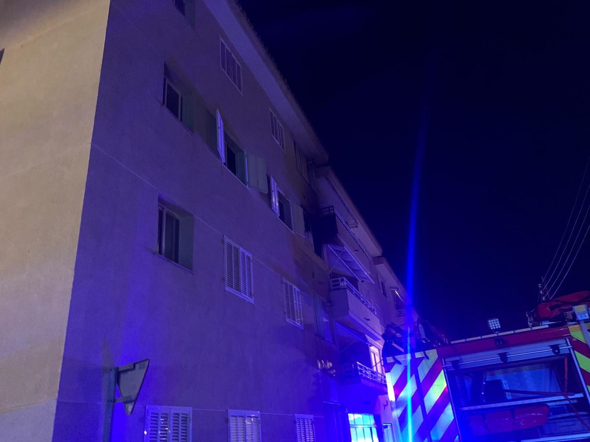 FOTOS | Dos guardias civiles fuera de servicio rescatan a un hombre en el incendio de una vivienda en Cala Rajada