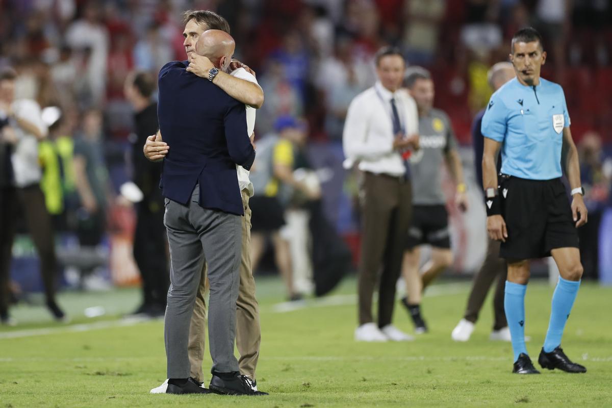 SEVILLA, 05/10/2022.- El entrenador del Sevilla Julen Lopetegui (i) abraza a Monchi, director deportivo del equipo hispalense, tras el partido de Liga de Campeones que Sevilla FC y Borussia Dortmund disputaron este miércoles en el estadio Sánchez-Pizjuan, en Sevilla. EFE/ José Manuel Vidal