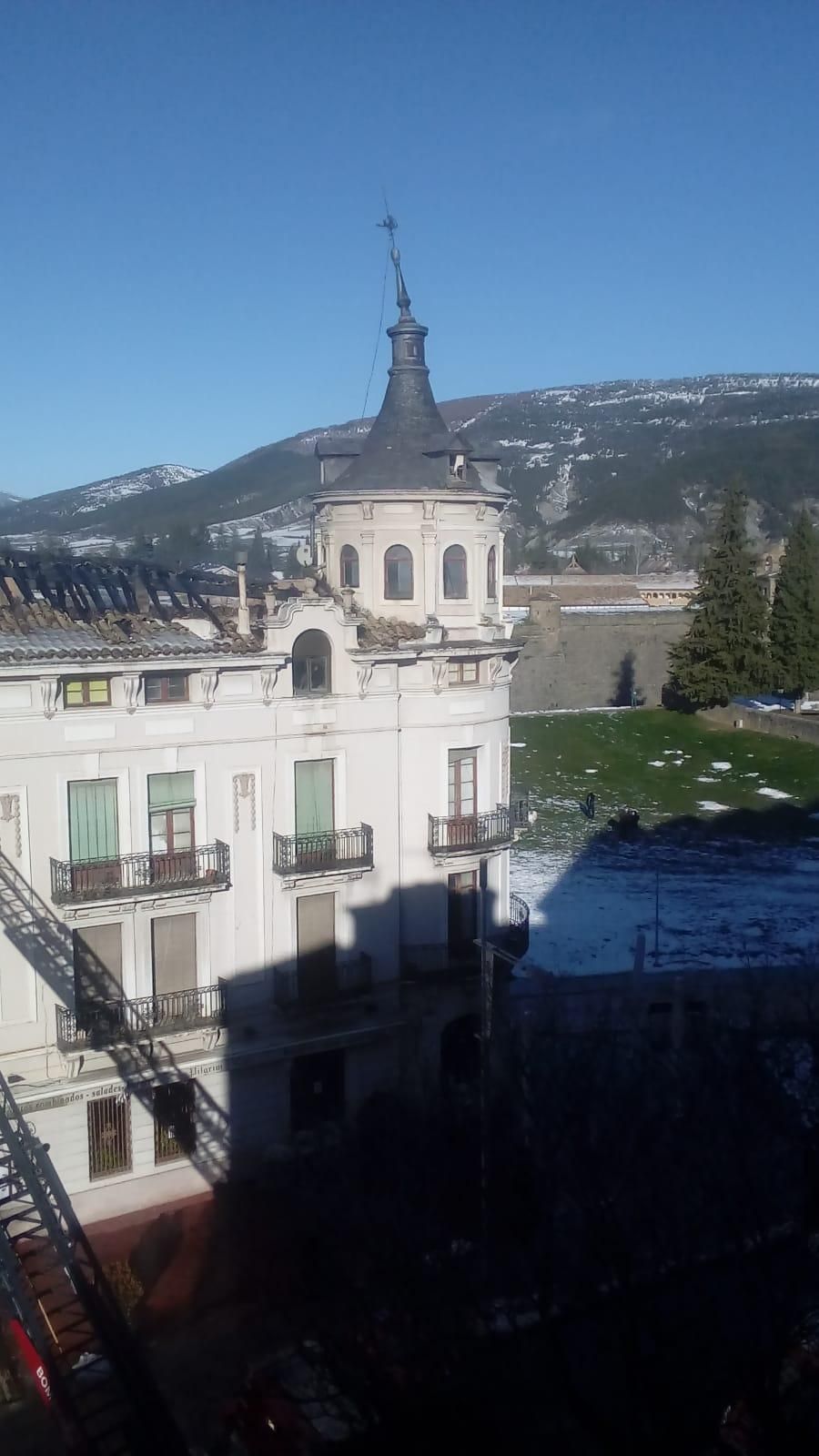 Los bomberos refrescan la techumbre del edificio incendiado del Pilgrim de Jaca