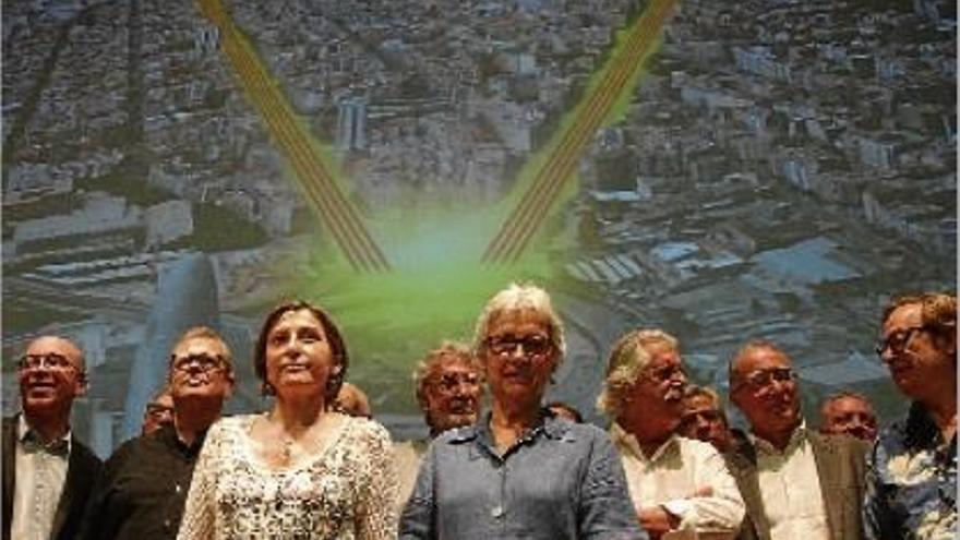 Forcadell i Casals, al mig, amb altres organitzadors, sobre una V dibuixada en una foto aèria de Barcelona