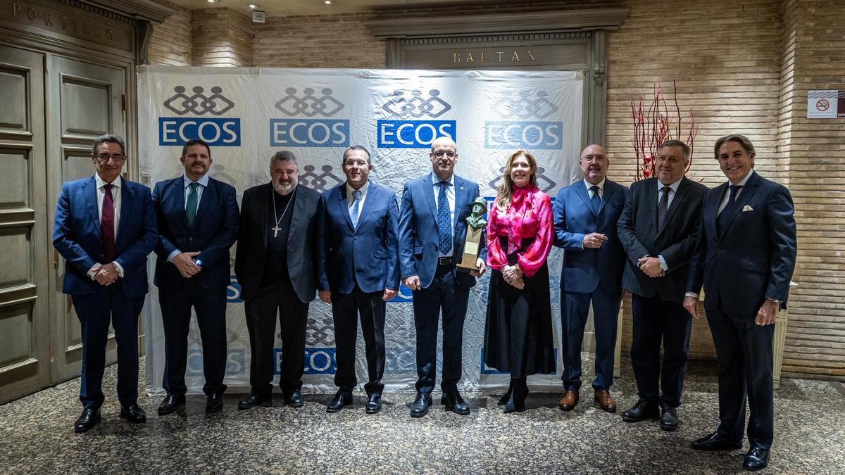 Foto de familia en la gala solidaria de ECOS, celebrada anoche en el hotel Palafox.