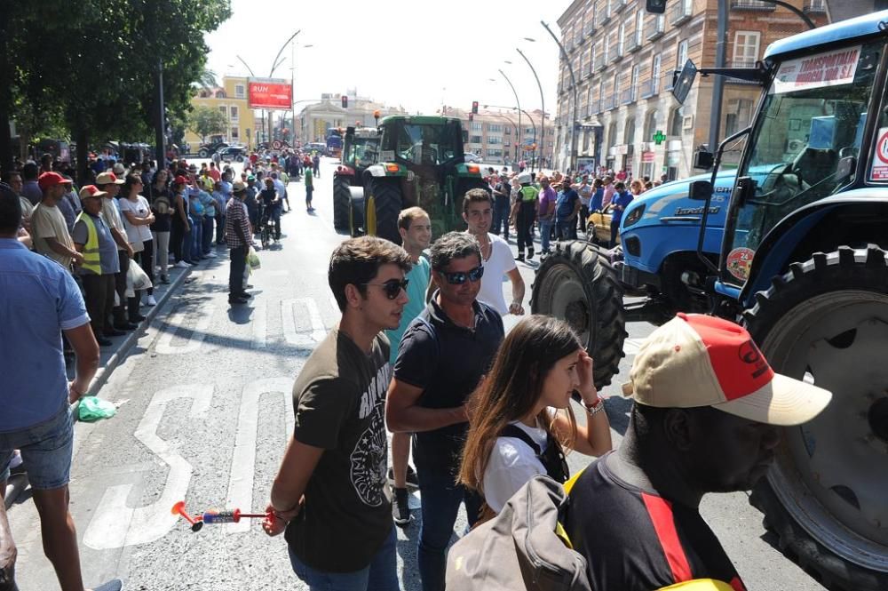 La Gran Vía de Murcia, paralizada por los agricultores