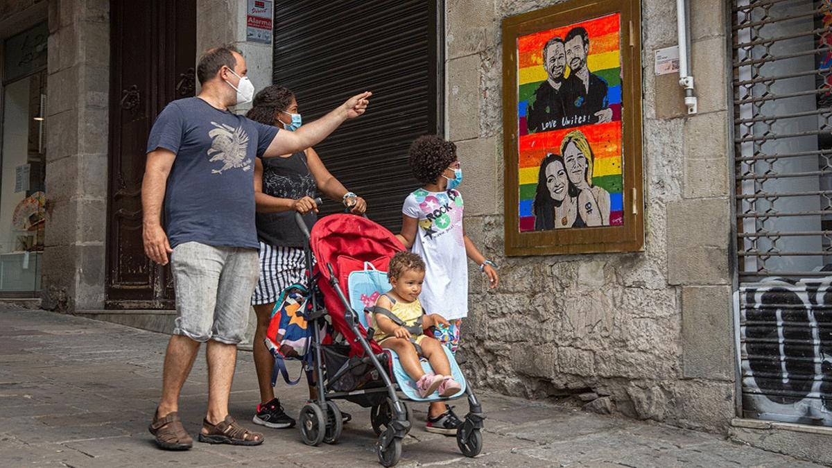 Una familia, de paseo por el centro de Barcelona, el pasado 27 de junio