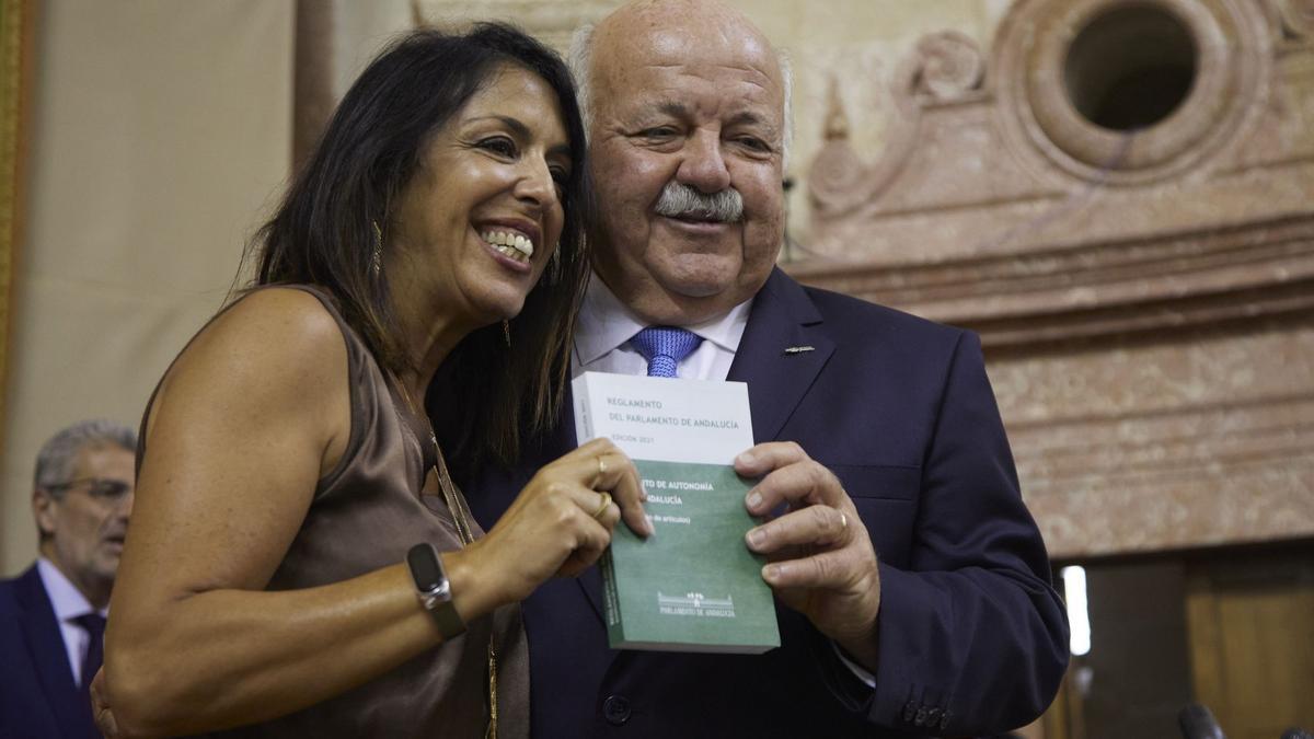 Jesús Aguirre junto a Marta Bosquet, anterior presidenta del parlamento andaluz.