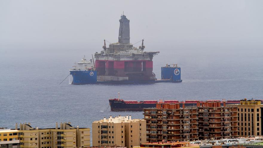 Una plataforma pasa por el Puerto de Las Palmas en un viaje de una punta a otra de Rusia - Vimarsana News