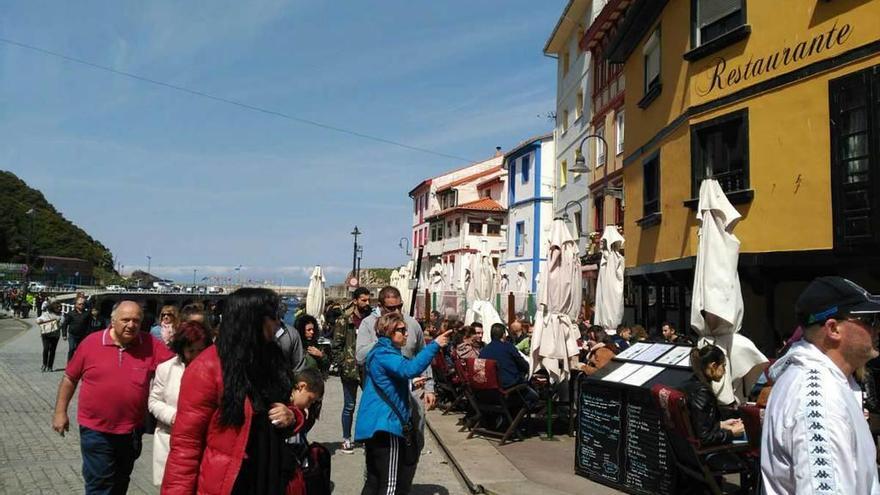 Turistas en la plaza de la Marina la pasada Semana Santa.