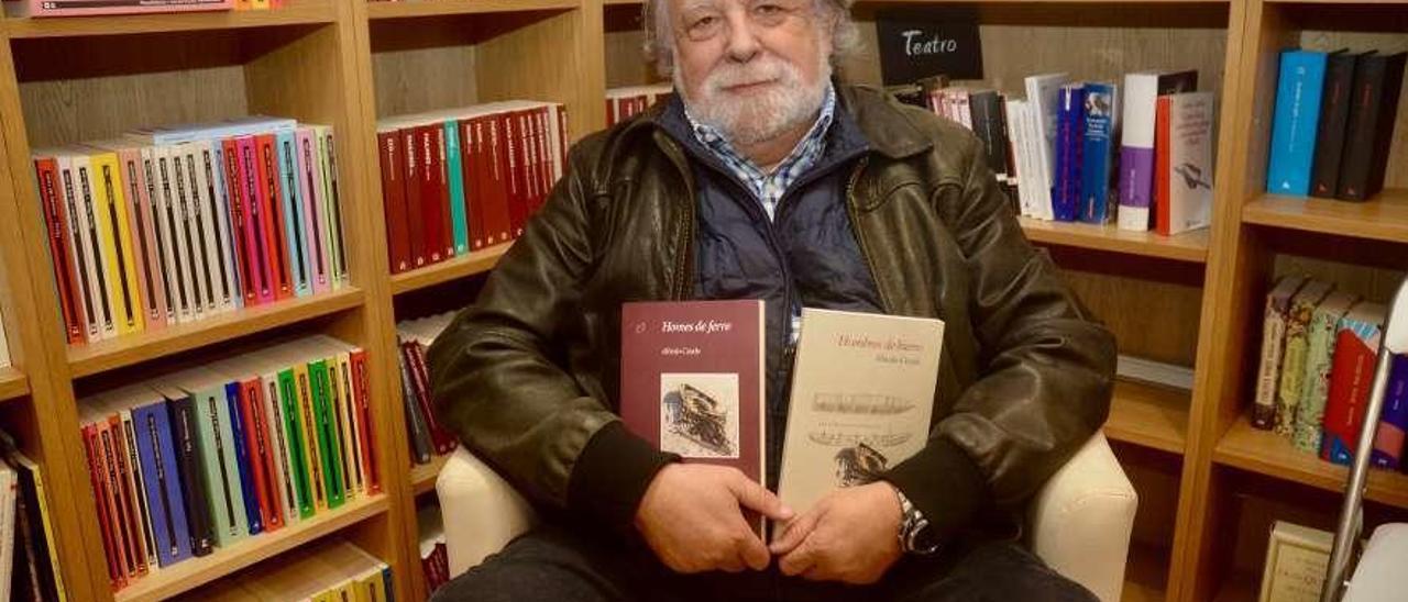 Alfredo Conde, que presentou onte en Pontevedra a súa nova novela, &quot;Homes de Ferro&quot;. // Rafa Vázquez