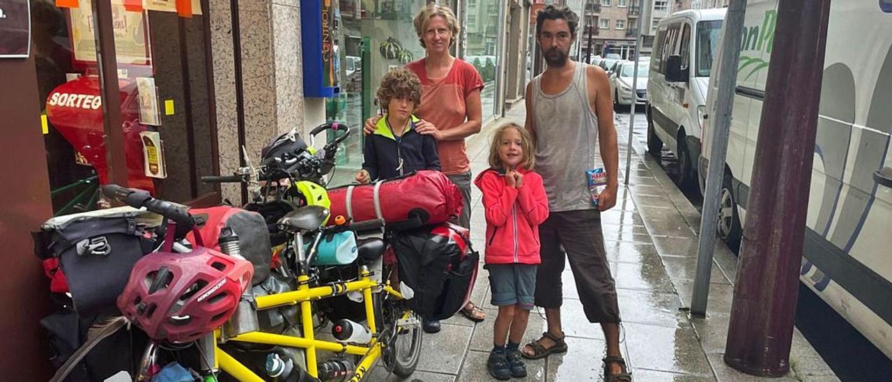 Celine y François con sus 
hijos Hélène y Natan, ayer, en 
el centro de Lalín.   | // Á. G.