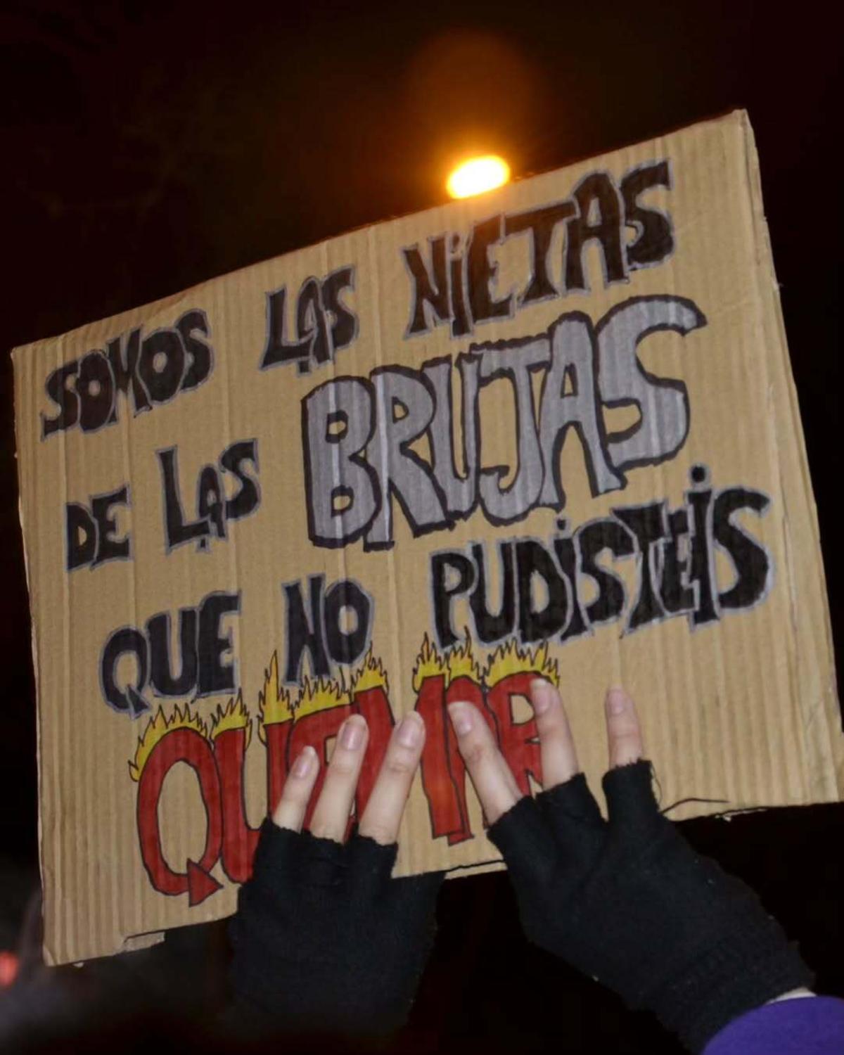 Cartel en manos de una joven en la manifestación del 8M en Madrid en 2025