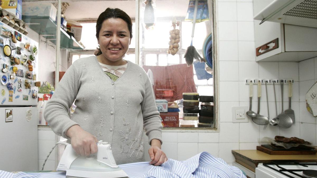 Eine Hausangestellte in Madrid beim Bügeln. Auch für sie gelten die Neuerungen zum 1. Oktober