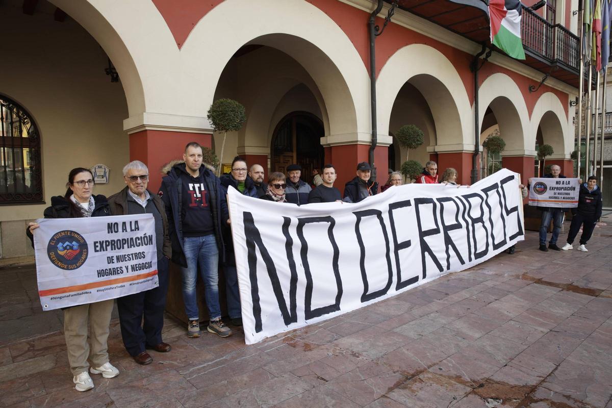 Vecinos de la calle José Álvarez Valdés concentrados ante el Ayuntamiento de Langreo