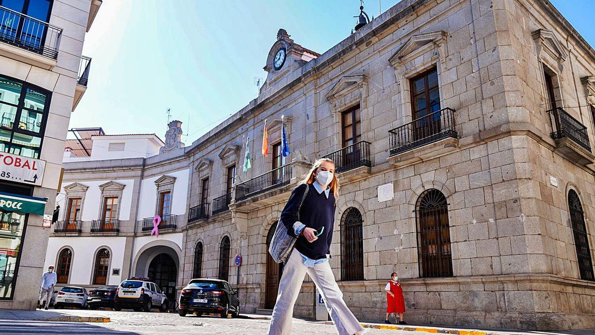 Una joven pasa ante la fachada del antiguo Ayuntamiento, que data de 1888.