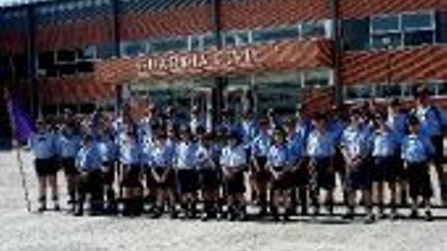 LA GUARDIA CIVIL SE ACERCA A LOS JOVENES SCOUTS