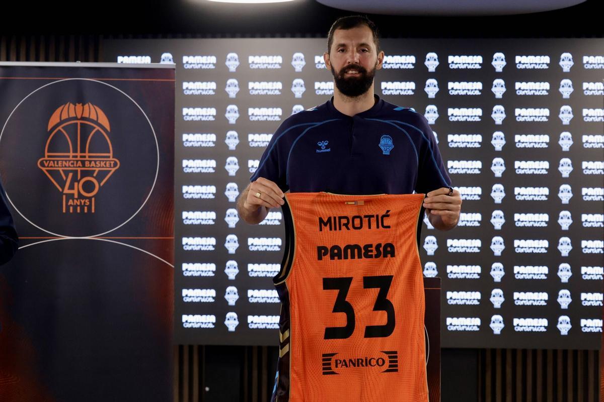 Valencia. Presentación nuevo fichaje de Valencia Basket Club Nikola Mirotic VLC SPD