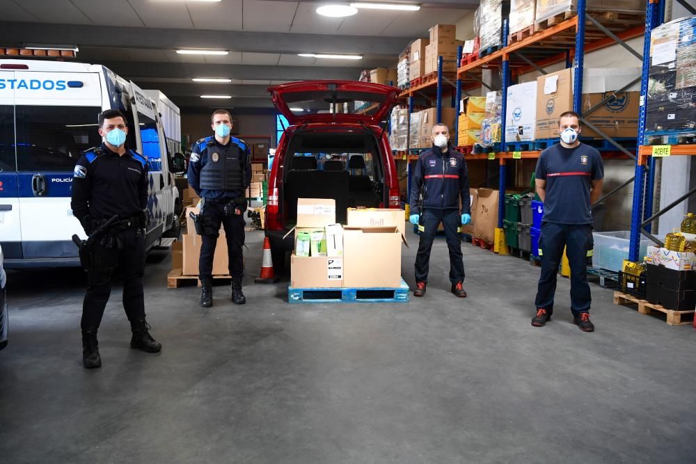 Entrega solidaria de Policías Locales y Bomberos al Banco de Alimentos