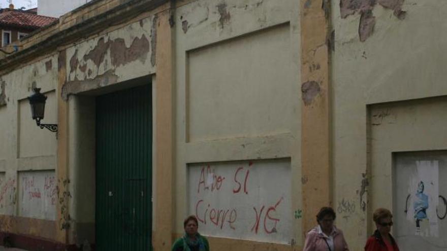 Fachada en mal estado del antiguo almacén de Albo, en Candás.