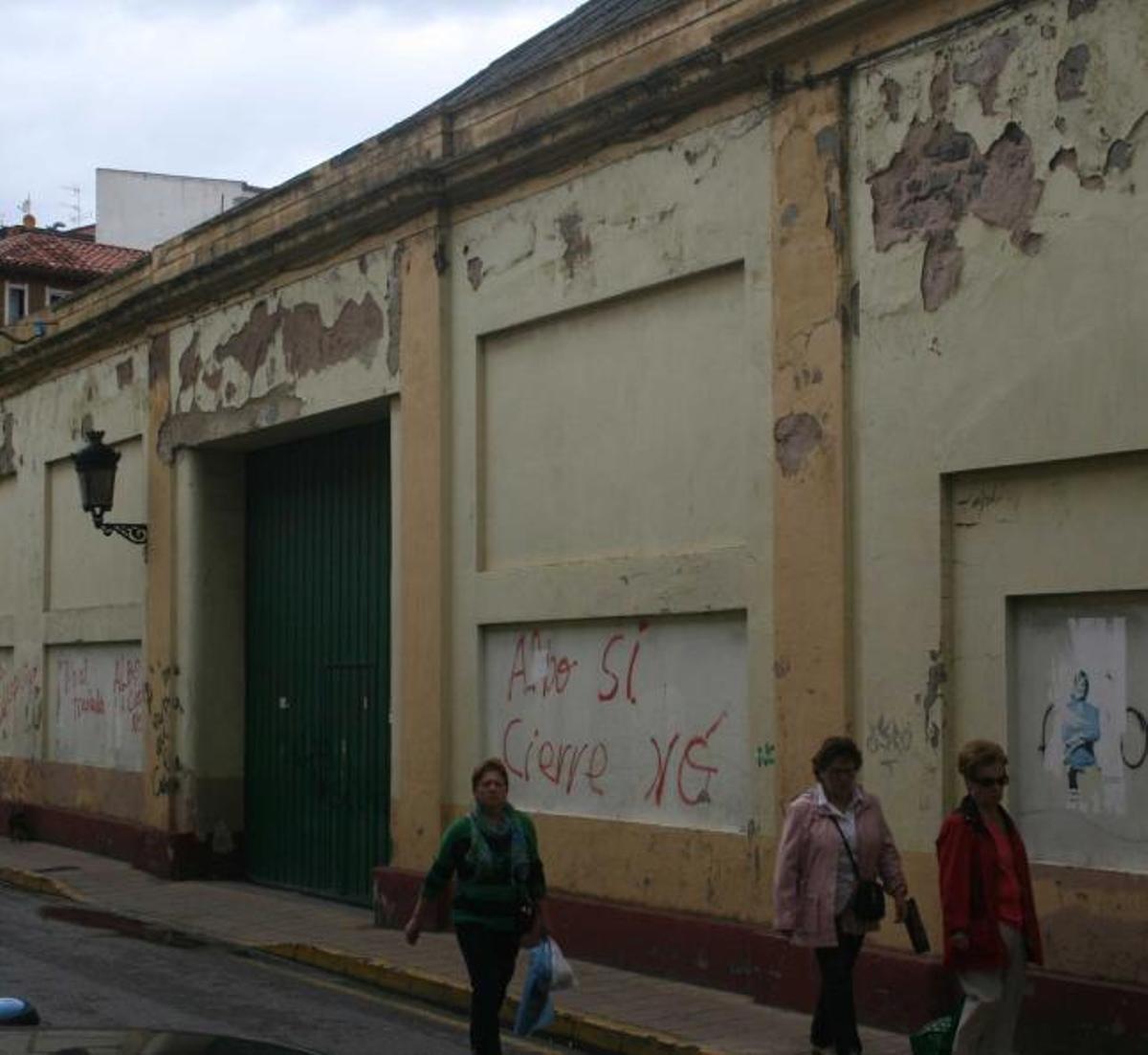 Fachada en mal estado del antiguo almacén de Albo, en Candás.