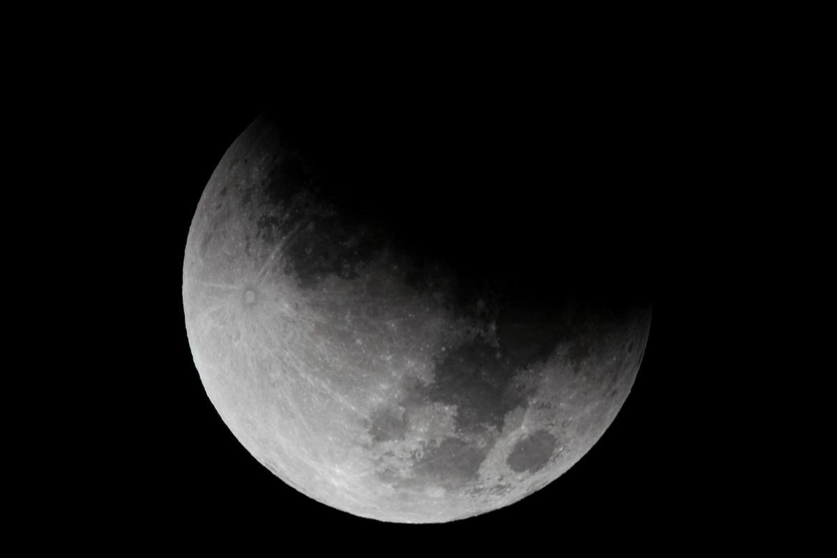 Así ha sido el eclipse parcial de Luna.