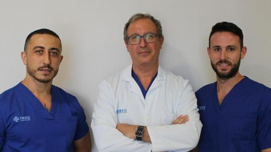 El Dr. Andrés Valdés y su equipo. Especialistas en cirugías orales e implantología avanzada de IMED Dental Elche.