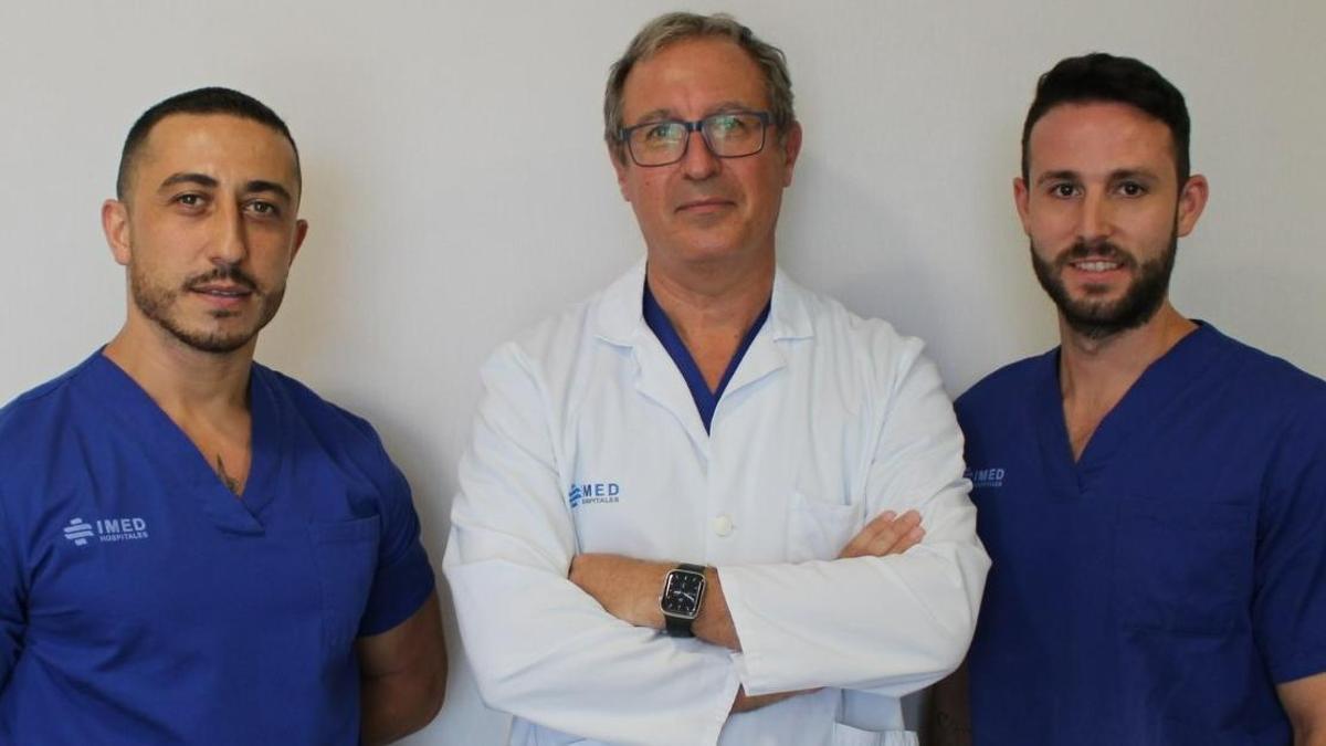 El Dr. Andrés Valdés y su equipo. Especialistas en cirugías orales e implantología avanzada de IMED Dental Elche.