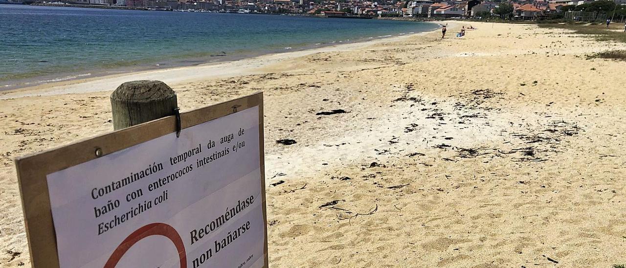 Uno de los carteles de advertencia colocados en el arenall.   | // G.NÚÑEZ