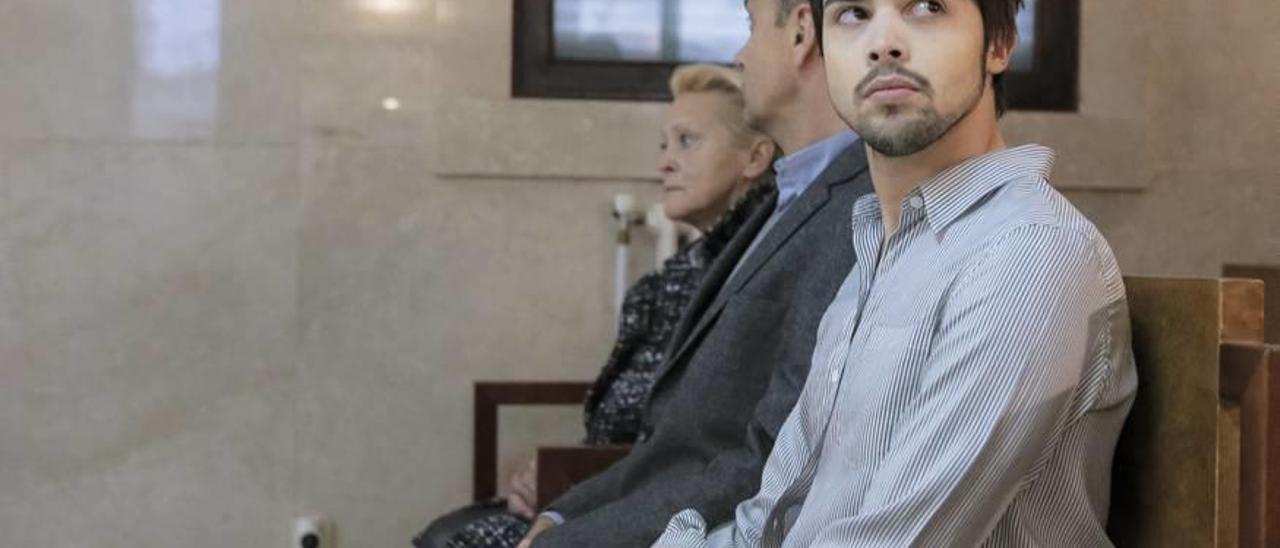 La madre de Luis Rodríguez Toubes, sentada a la derecha de su hijo, durante el juicio.