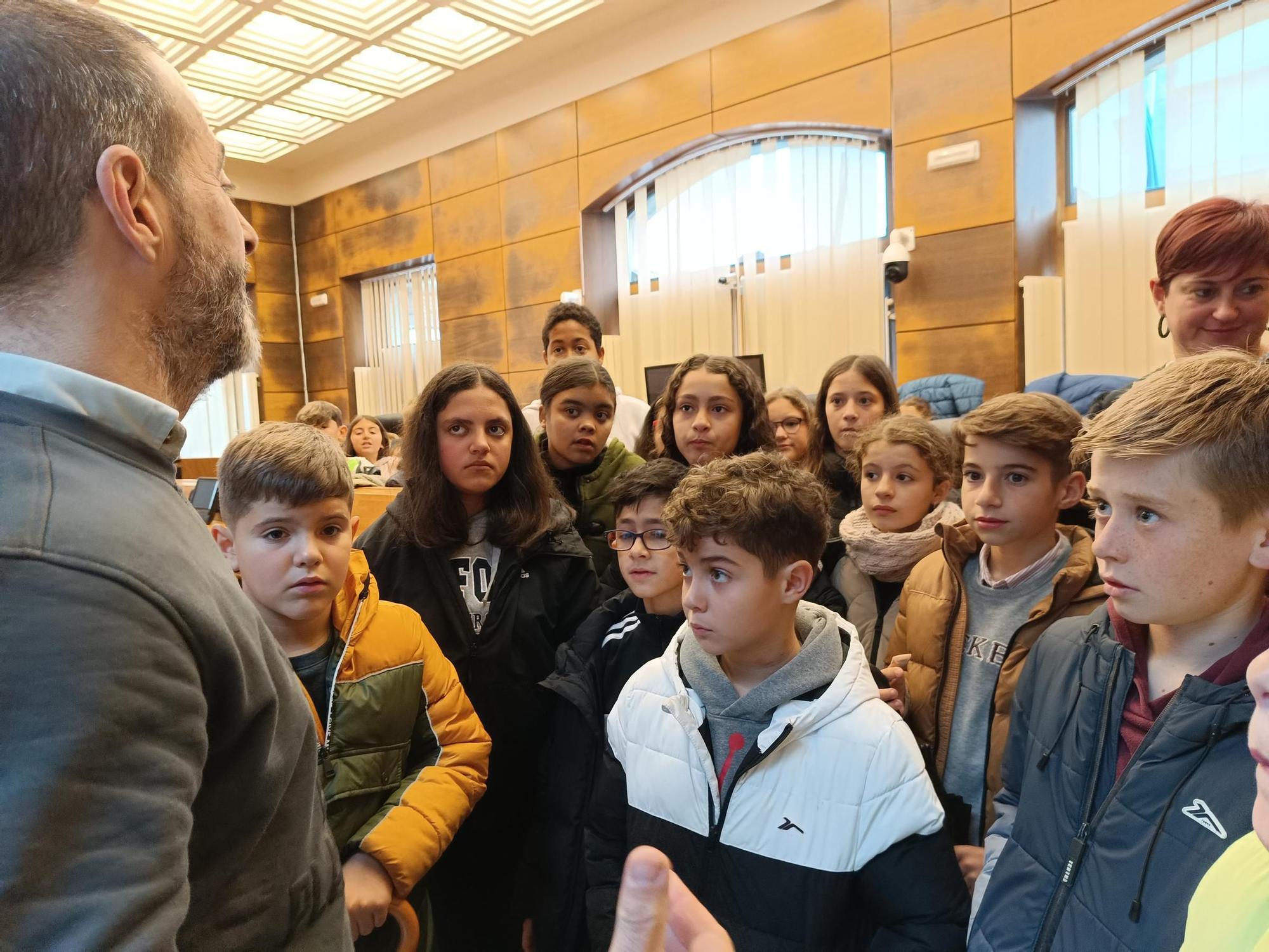 Los alumnos del Colegio Público El Carbayu, de Lugones, visitan el Ayuntamiento de Siero