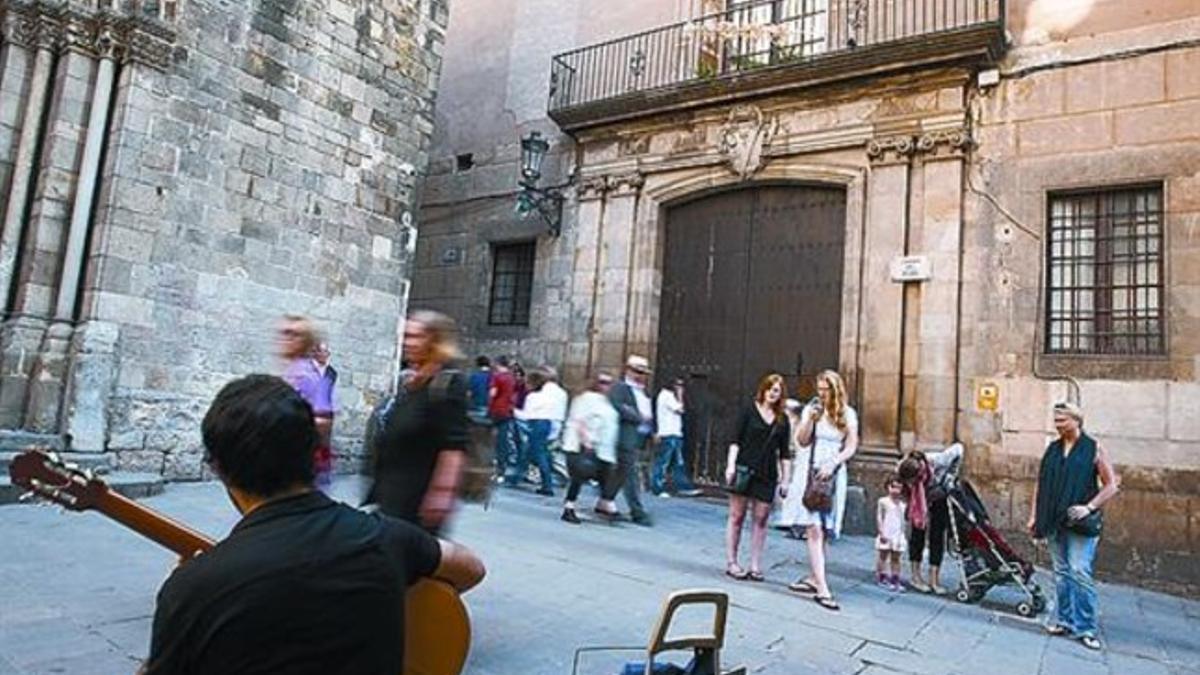 Un grupo de turistas en la entrada del obispado de Barcelona, ayer.