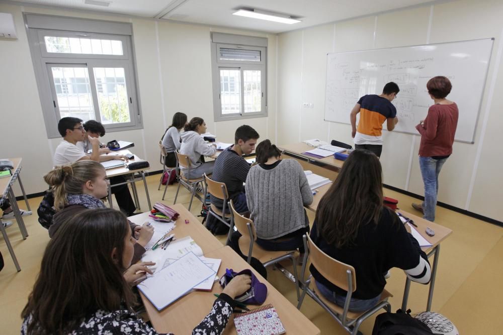 L'alumnat de l'institut Pla de l'Estany ja fa classes al barracó