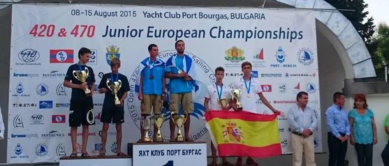 La entrega de trofeos ayer por la tarde, con los jóvenes gallegos en el tercer cajón del podio con la bandera de España. // Cedida&#039;