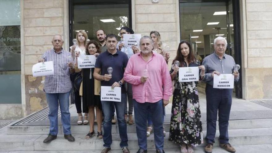 Einzelhändler in Palma halten Glühbirnen als Zeichen des Protests gegen die Stadt.