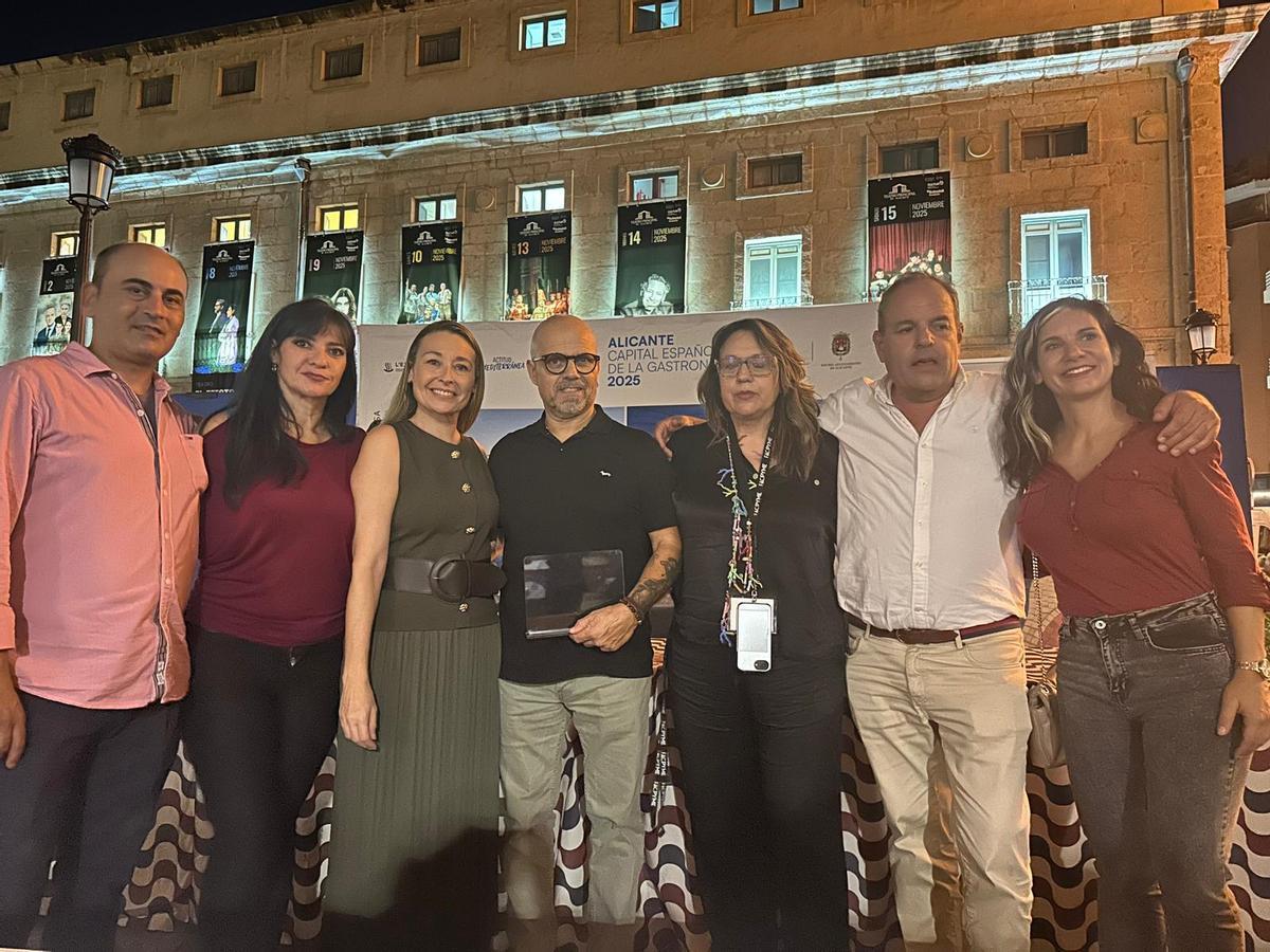 En el centro, de negro, Panadería Hermanos Guardiola recoge el primer premio.