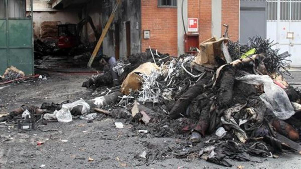 Los destrozos de la fábrica textil de Prato, donde se produjo el incendio.