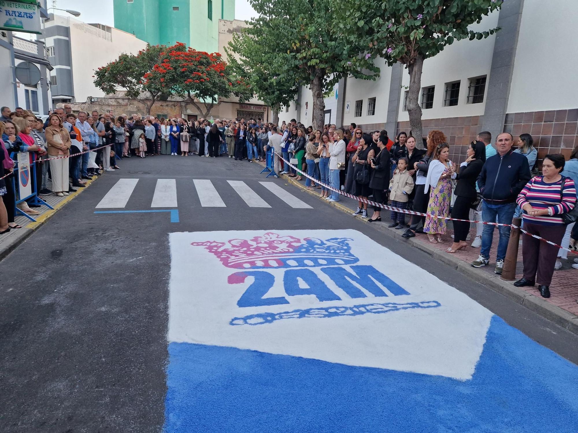 Procesión de la imagen de María Auxiliadora por las calles de San Gregorio, en Telde