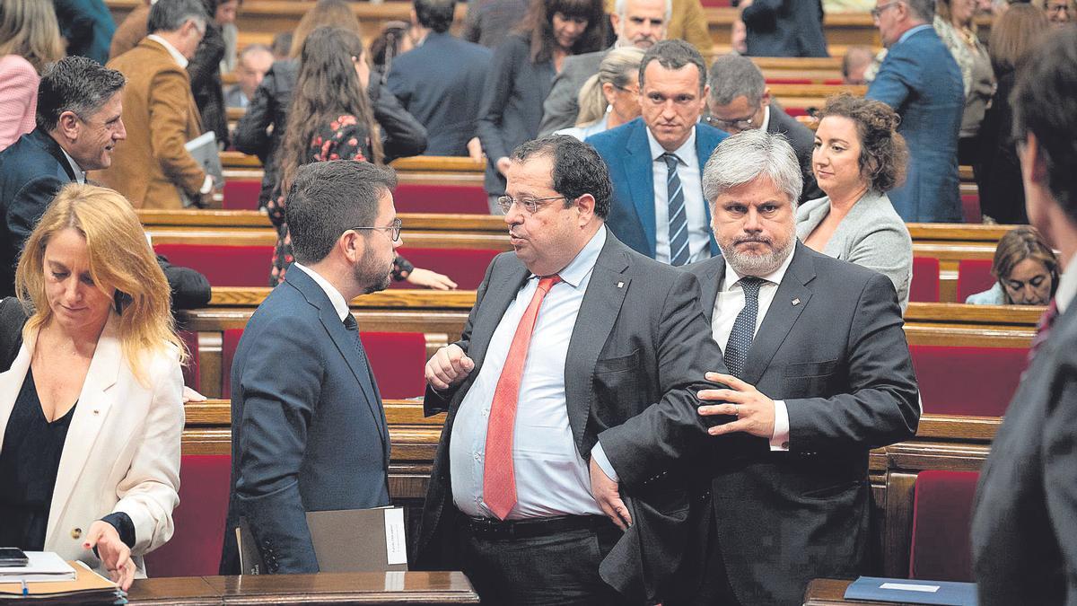 Pere Aragonès, Joan Ignasi Elena i Albert Batet, al Parlament en una fotografia d’arxiu